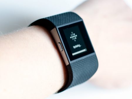 Fitbit Surge am Handgelenk